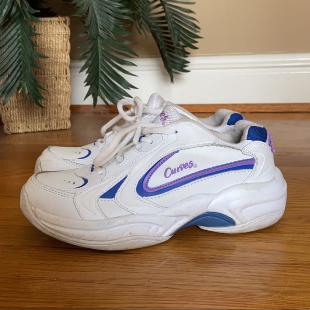 white tennis shoes